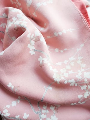 Image of Rosa kimono dame af silke med små sakurablomster