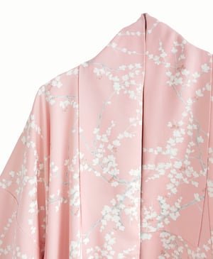 Image of Rosa kimono dame af silke med små sakurablomster