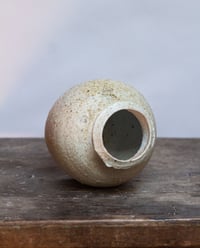 Image 2 of Petite bouteille-vase en porcelaine