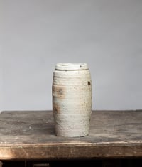 Image 2 of Petit vase en porcelaine cuit au bois