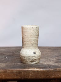 Image 3 of Petit vase brut en porcelaine