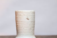 Image 2 of Petit vase brut en porcelaine