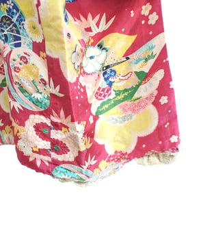 Image of Kimono dame af vinrød blomstret silke / 'Too Fairy'