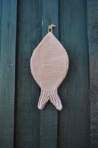 Image 3 of Fisk - potholder (english)