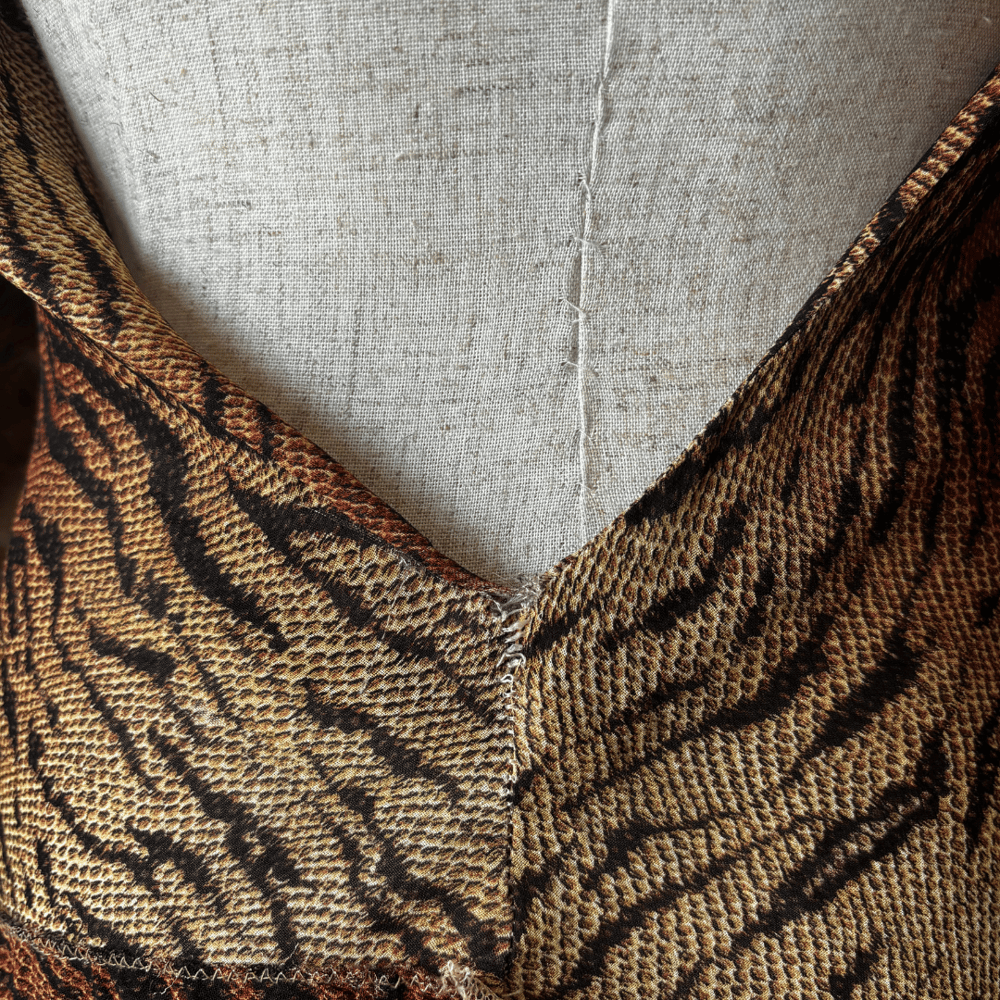 Robe courte beige à motif léopard avec une coupe moulante et un col rond MORGAN - CCV Mode Robe courte beige à motif léopard avec une coupe moulante et un col rond MORGAN - CCV Mode