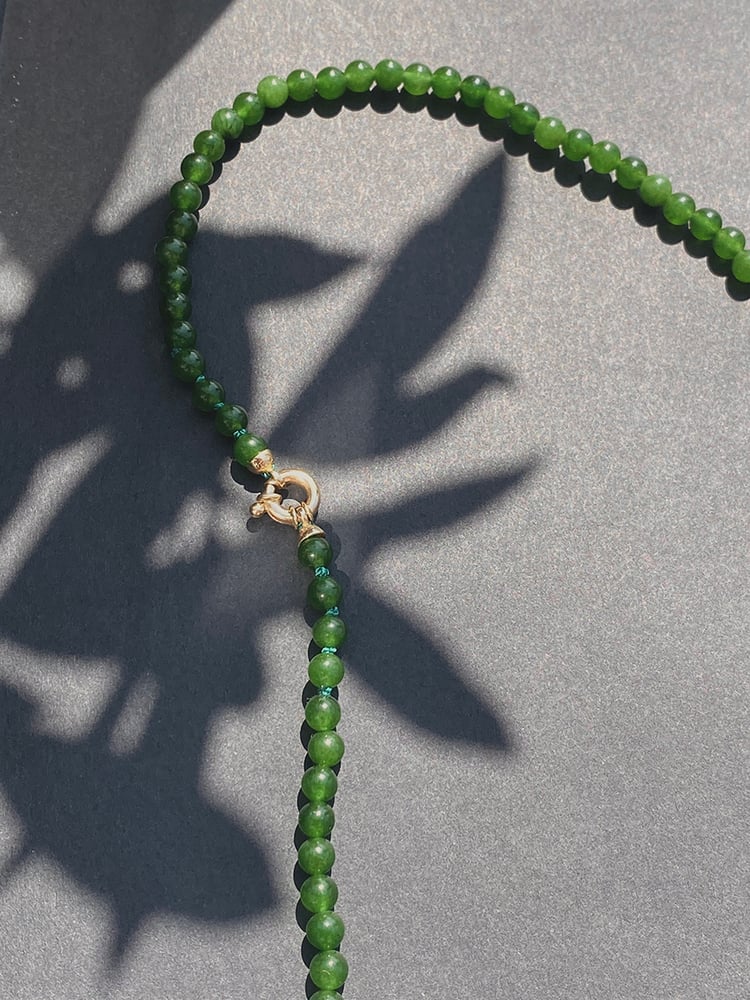 EYES OF DREAM
THE SHADES HIDDEN IN LEAVES
GLEAMING GREENS

A hand strung necklace of green onyx beads and a 14k golden clasp.
The silk thread makes that it sits fluidly around your neckline.

Length opproximately 46cm long.

Wear it on it's own or alongside your other favorites.

If you wish a specific length, please contact us.