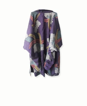 Image of Kort kimono dame af lilla silke m. paulowniablomster og bindbånd /'Too Fairy'