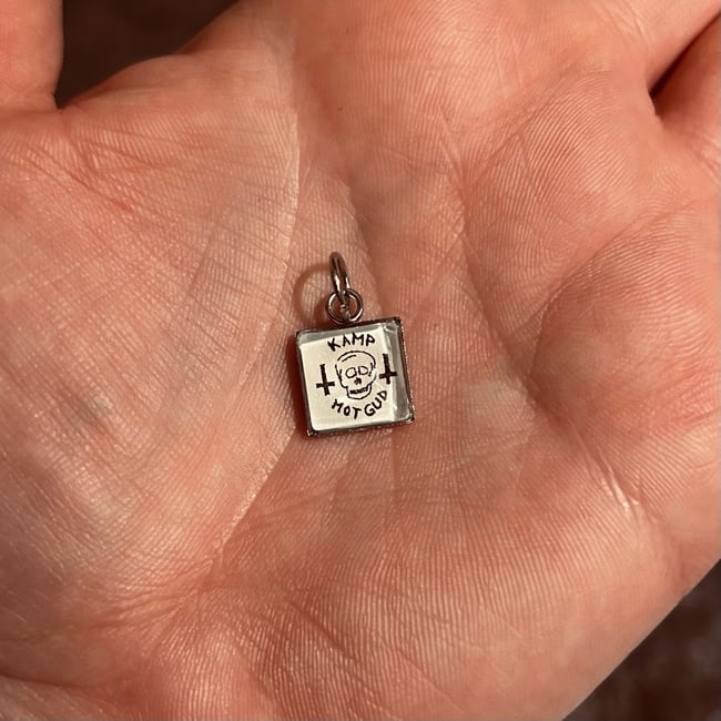 Hängsmycke - Kamp mot gud (kvadrat)