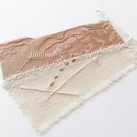 Image 2 of Oeuvre d'art textile abstraite - paysage intérieur n°2