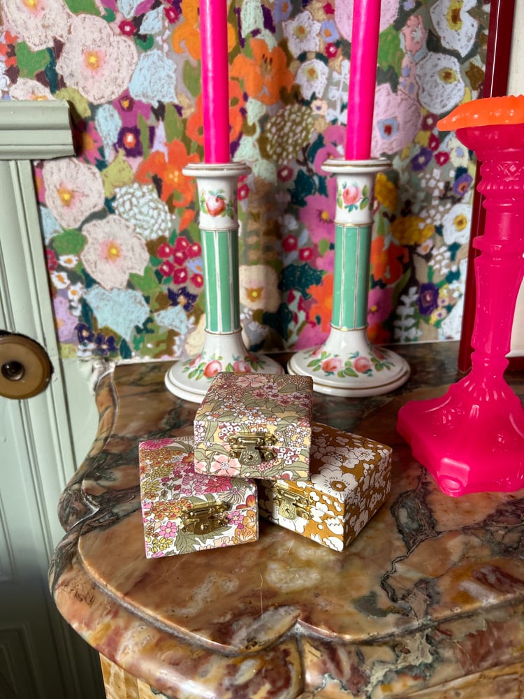 Image of Colliers en perles d’eau douce et en pierres naturelles dans leurs écrins en Liberty 