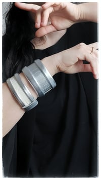 Image 10 of Bracciale bangle artigianale in pelle ESSENTIAL MEDIUM- Gio