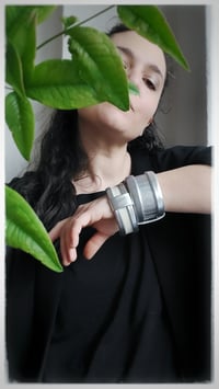 Image 13 of Bracciale bangle artigianale in pelle ESSENTIAL MEDIUM- Gio