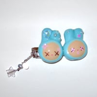 teal emoticon hair clip ｡𖦹°‧ 🍀