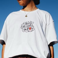 Image 4 of CAMISETA HAZ LAS COSAS CON AMOR BORDADA BLANCA