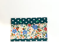 Image 3 of Bolsa de zapatos infantil  y/o funda de castañuelas vede y flores sobre fondo blanco