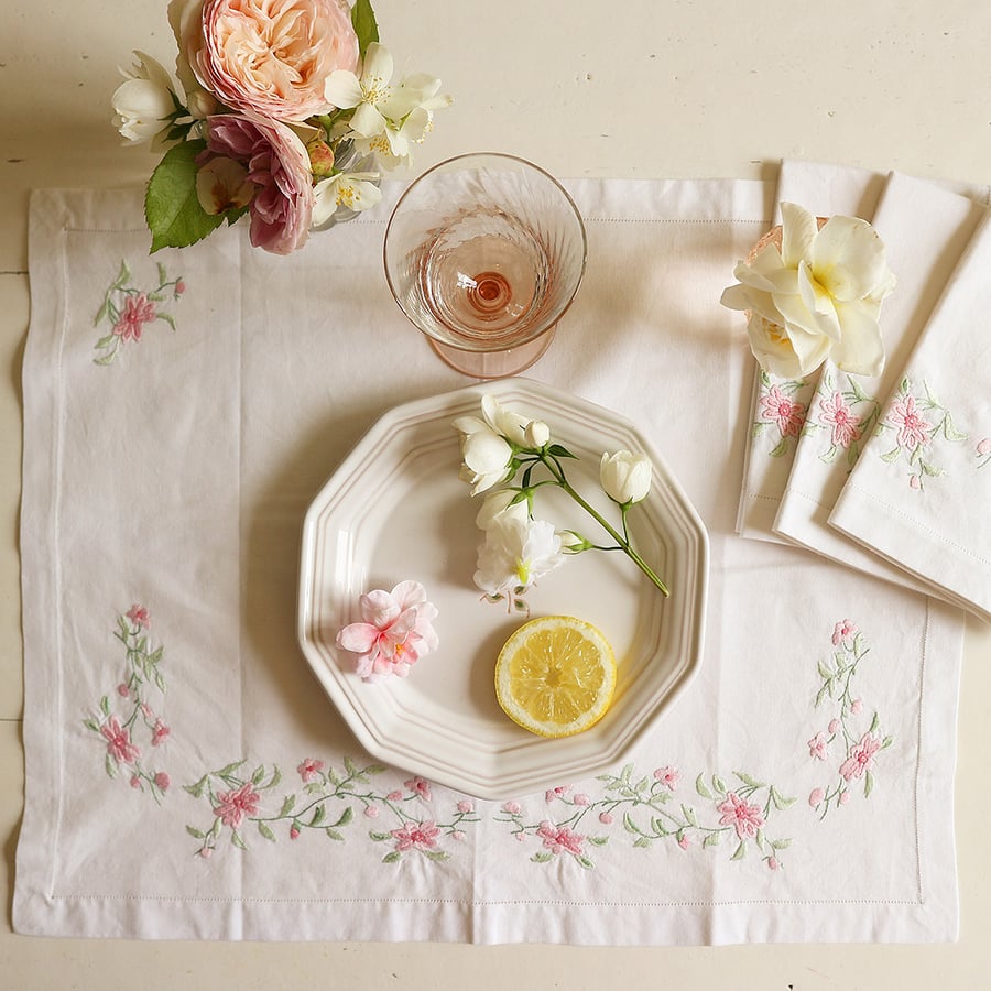 Image of 4 Sets de table brodés de fleurs roses