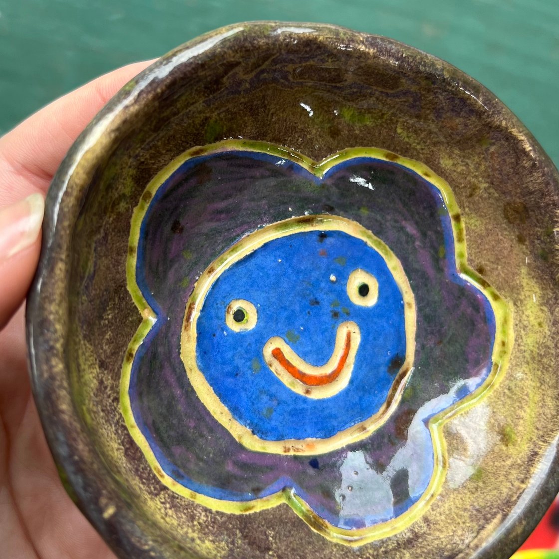 Image of smiley flower dish