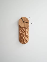 Image 1 of Horloge murale "Pyrénées" en chêne sculpté