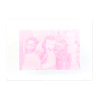 Image 1 of Quatre enfants, une femme et l'oiseau.x (rose), 2022