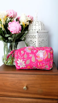 Image 1 of Trousse de toilette - imprimé Jaipur fushia