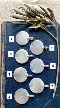 Image 1 of ❣️Soldes : Amulettes anciennes rondes argent 