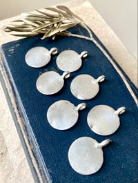 Image 3 of ❣️Soldes : Amulettes anciennes rondes argent 