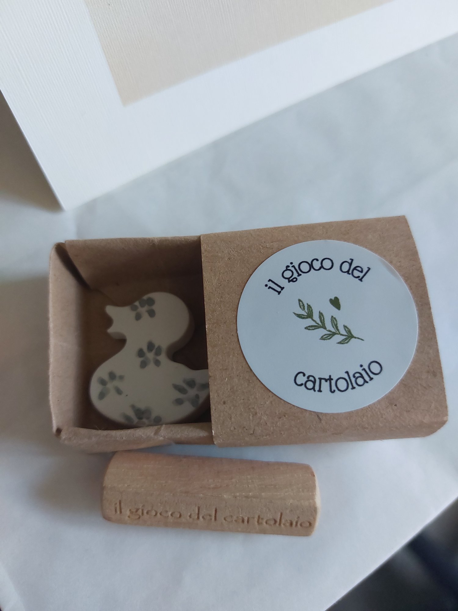Image of Un piccolo amico papero in ceramica e la sua carta di identità
