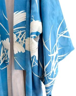 Image of Kimono dame af blå silke med hvide svaner - malet i hånden