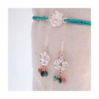 Image 1 of Fleurs des îles Bracelet ou Boucles d'oreilles 