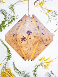 Image 1 of Stínidlo z lučního kvítí – závěsná lampa 