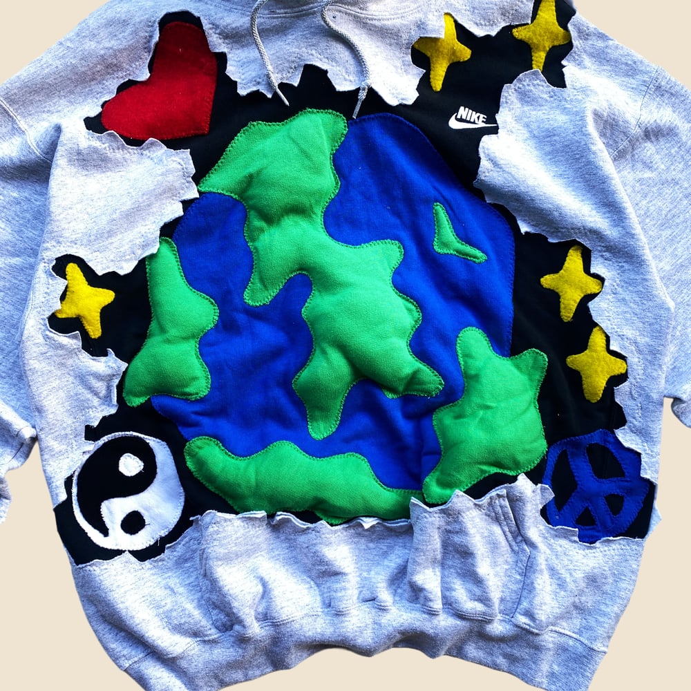 REWORKED NIKE CRACKED 3D PUFF EARTH HOODIE SIZE  M/L