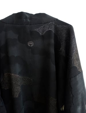 Image of Sort kort kimono af silke med indvævede guld skyer 