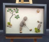 PEBBLE GOLFER SET IN WOODLAND SCENE *** FREE UK POSTAGE ***