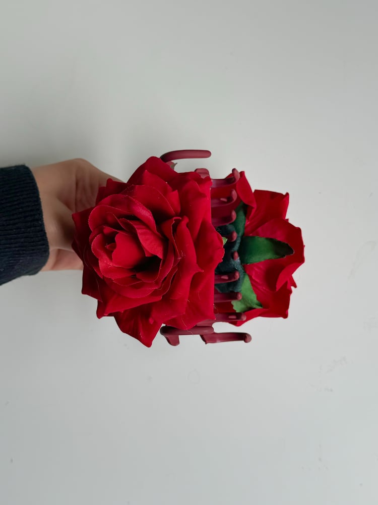 Image of  red rose claw clip