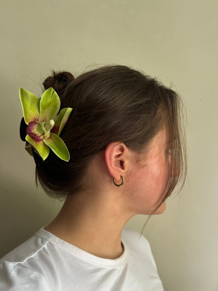 Image of  lime orchid claw clip