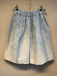 Image 1 of Shorts i lyseblå med striber (xs-l)