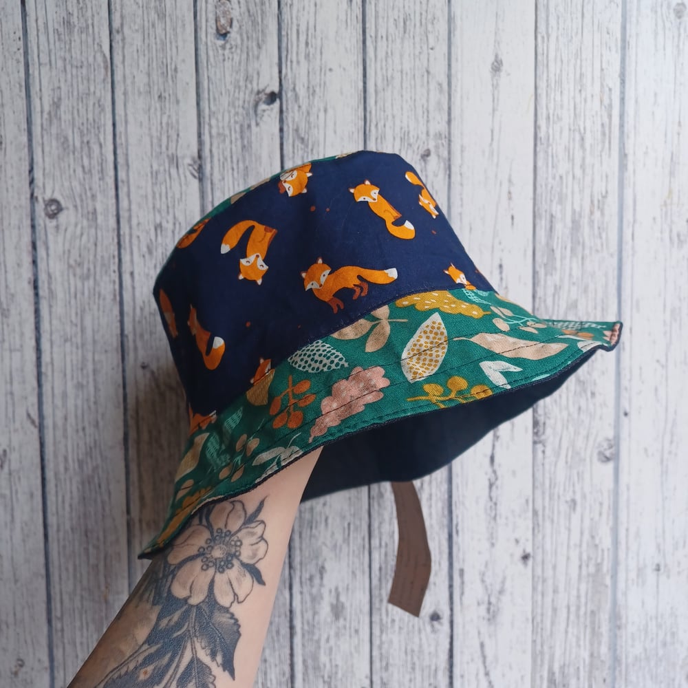 Image of Reversible Bucket Hat- Foxes and Leaves