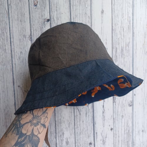 Image of Reversible Bucket Hat- Foxes and Leaves