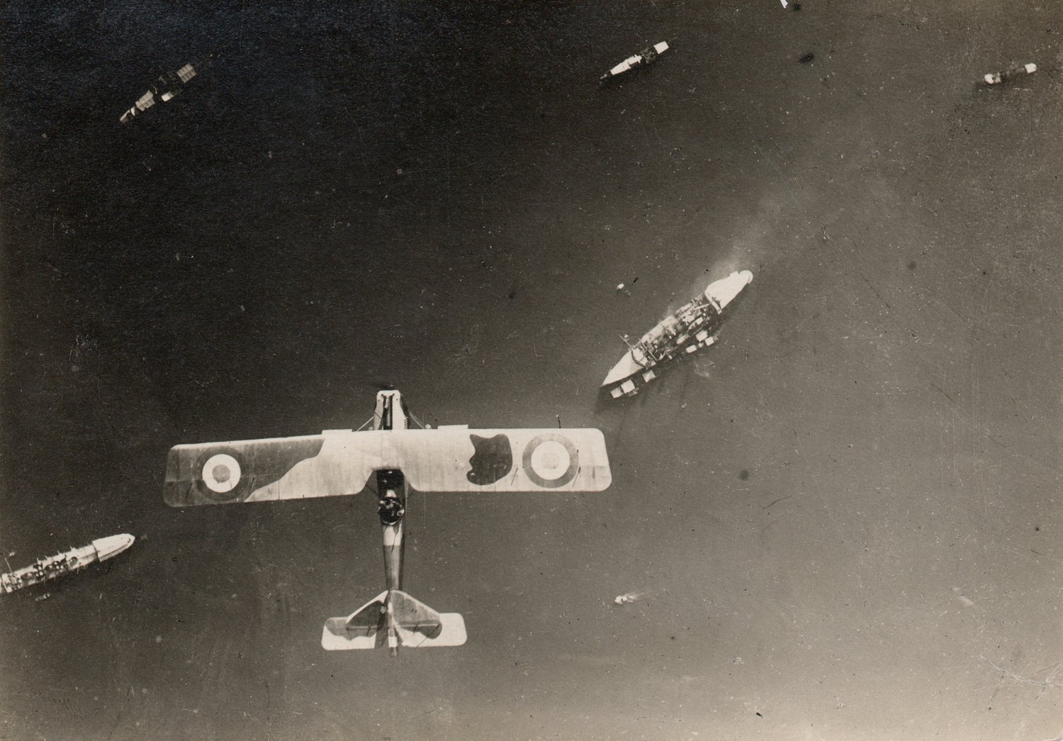 Image of Anonyme: flying over a fleet, ca. 1918