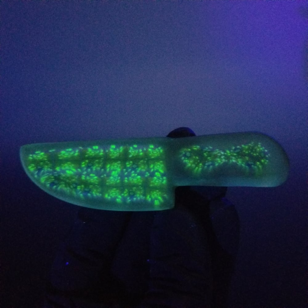 Image of 4 inch UV Glass Knife with Peyote Hills milli and Absinthe Green 