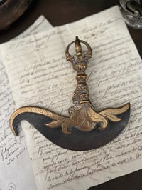 Image 8 of Magnifique Kartika, couteau rituel tibétain en forme de croissant de lune, bronze massif, 1950-70