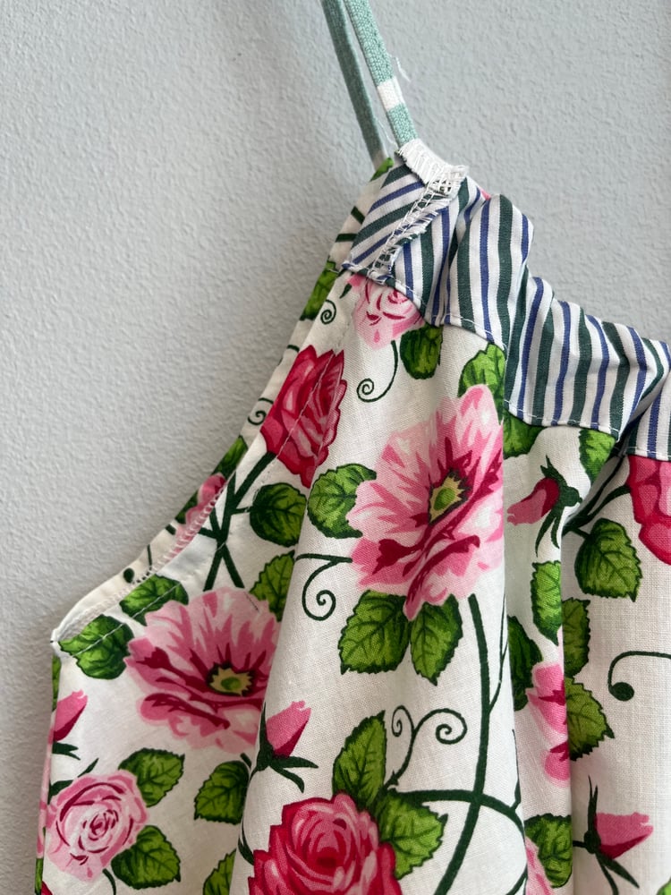 Image of Strop top med lyserøde blomster (xs-xxl)