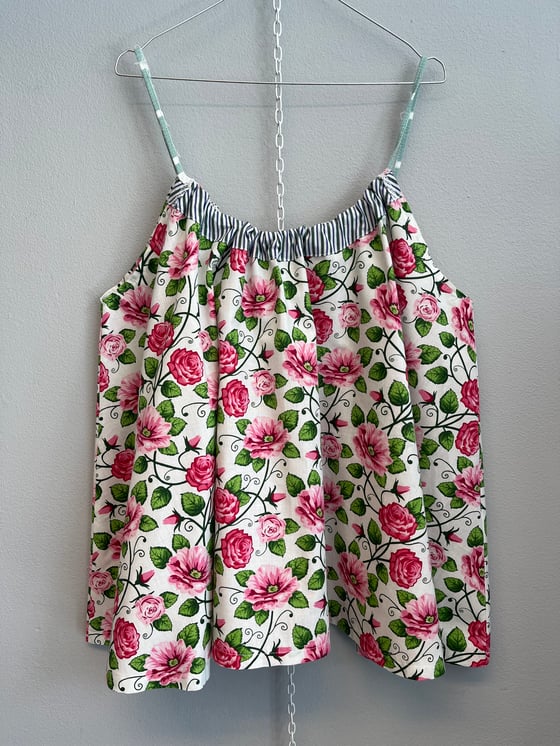 Image of Strop top med lyserøde blomster (xs-xxl)