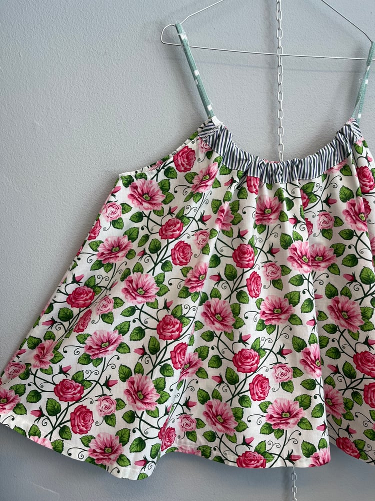 Image of Strop top med lyserøde blomster (xs-xxl)