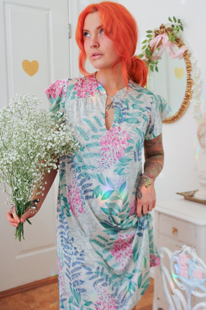 Image of Vintage 1980s Vanity Fair Whimsical Light Weight Nightgown (Small)