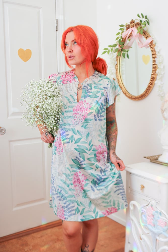 Image of Vintage 1980s Vanity Fair Whimsical Light Weight Nightgown (Small)