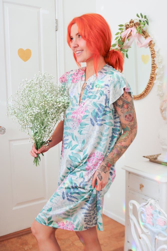 Image of Vintage 1980s Vanity Fair Whimsical Light Weight Nightgown (Small)