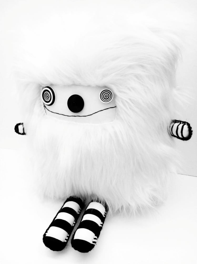 Image of pOlkadOttydOLL - PLUSh ARt dOLL - WHitE