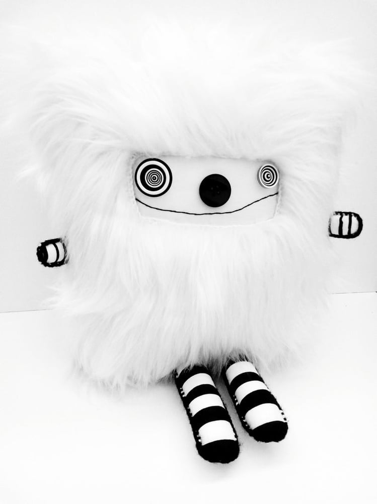 Image of pOlkadOttydOLL - PLUSh ARt dOLL - WHitE