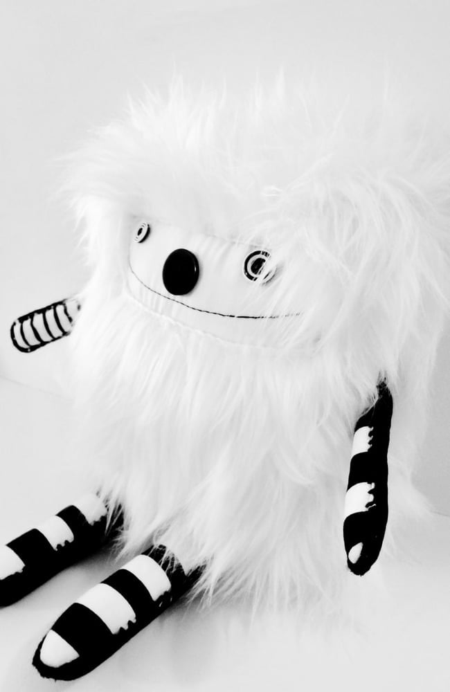 Image of pOLkadOttydOLL - PLUSh ARt dOLL - WHitE .